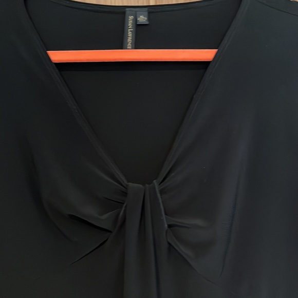 Feminine Susan Lawrence black top, XL, with fluttery sleeves and hem. - Picture 3 of 7